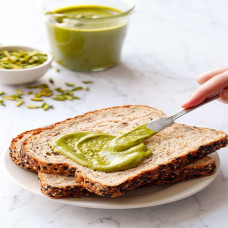 عسل با کیفیت صادراتی با ترکیب پسته خام و کنجد